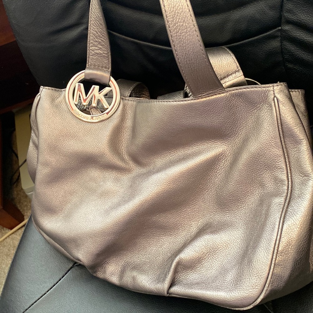 This bag is listed elsewhere. Is posted again to include pictures of inside.